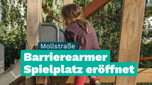 Foto eines spielenden Kindes auf dem neuen Spielplatz. Als Textmontage steht dort: „Mollstraße: Barrierearmer Spielplatz eröffnet“