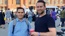 Gruppenfoto vor dem Roten Rathaus: Links steht Samiullah Haidary und rechts neben ihm Christoph Keller.