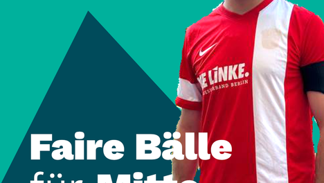 Leo fairtrade Leonard Diederich im Fußballtriko, als Text steht dort: "Faire Bälle für Mitte".