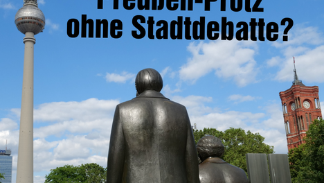 sharepic_variante Foto mit Blick auf die Marx-Engels-Statue, den Fernsehturm und den Turm des Roten Rathauses. Freistehend ist der folgende Text platziert: „Neues Stadtentwicklungskonzept für die historische Mitte: Preußen-Protz ohne Stadtdebatte?“