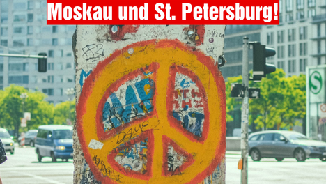 Foto des Mauerrestes am Potsdamer Platz auf dem ein Peace Zeichen abgebildet ist. Darüber steht „Solidarität mit Kriegsgegner*innen in unseren Partnerstädten Moskau und St. Petersburg“
