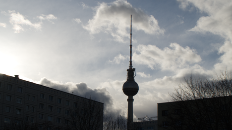 Ein Bild vom Fernsehturm. Schattenhaft ist die Nachbarschaft in der Karl-Marx-Alle sichtbar. Als Text steht dort: Am Donnerstag heißt es: Endlich wieder BVV Mitte. 