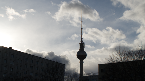 übersicht bvv themen Ein Bild vom Fernsehturm. Schattenhaft ist die Nachbarschaft in der Karl-Marx-Alle sichtbar. Als Text steht dort: Am Donnerstag heißt es: Endlich wieder BVV Mitte.