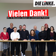 Danke_Fraktio Ein Gruppenfoto der Fraktion DIE LINKE. in der BVV Berlin-Mitte inklusive des Stadtrats Christoph Keller. In großer Schrift steht dort „Vielen Dank!“ kleiner darunter „Mit 10 Mandaten bleiben wir drittstärkste Fraktion.