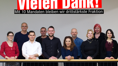 Ein Gruppenfoto der Fraktion DIE LINKE. in der BVV Berlin-Mitte inklusive des Stadtrats Christoph Keller. In großer Schrift steht dort „Vielen Dank!“ kleiner darunter „Mit 10 Mandaten bleiben wir drittstärkste Fraktion. 