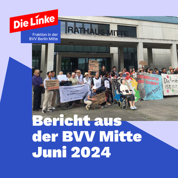 bericht aus der juni 24 bvv post Grafik zum Bericht aus der BVV Mitte für Juni 2024. Vor einem blauen Hintergrund ist ein Foto vom Protest für den Erhalt der Friedensstatue Ari vor dem Rathaus Mitte zu sehen. Viele Menschen stehen dort mit Schildern und Bannern, die den Erhalt der Statue fordern. In der Mitte sitzt eine Plastikversion der Ari auf einem Stuhl.