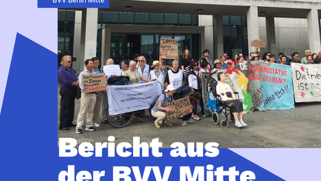 bericht aus der juni 24 bvv post Grafik zum Bericht aus der BVV Mitte für Juni 2024. Vor einem blauen Hintergrund ist ein Foto vom Protest für den Erhalt der Friedensstatue Ari vor dem Rathaus Mitte zu sehen. Viele Menschen stehen dort mit Schildern und Bannern, die den Erhalt der Statue fordern. In der Mitte sitzt eine Plastikversion der Ari auf einem Stuhl.