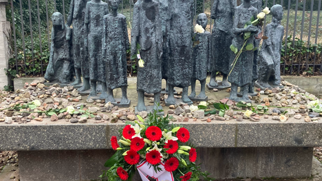 Foto des Denkmals am jüdischen Friedhof in der Großen Hamburger Straße. Im Gedenken sind dort Steine und ein Kranz niedergelegt.
