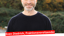 kultur Sven Ein Portraitfoto des Fraktionsvorsitzenden Sven Diedrich. Darunter steht ein direktes Zitat in einer Textbox „Das Amphitheater im Monbijoupark und die Märchenhütten sind gerettet! DIE LINKE in Mitte hat erreicht, wofür wir jahrelang gekämpft haben: Den Erhalt und die Verstetigung dieses einmaligen Kulturstandortes.
