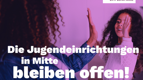 jugendeinrichtungen beitrag Grafik auf Basis eines Stockfotos. Dort steht "Die Jugendeinrichtungen in Mitte bleiben offen! Dank der Proteste der letzten Wochen.“
