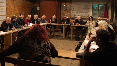 Ein Foto der Fraktion mit Gästen an einer Tischrunde in den Märchenhütten des Monbijoutheaters.