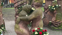 Foto des Blocks der Frauen. Im Andenken sind Blumenkränze und weiße Rosen niedergelegt worden.