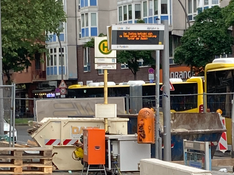 pankstraße sharepic Ein Foto der Bushaltestelle beim U-Bahnhof Pankstraße, die momentan barrierefrei umgebaut wird. In einer Textbox steht: „Am U-Bahnhof Pankstraße entsteht endlich die 1. Barrierefreie Bushaltestelle in Mitte.“ In einer gelben Textbox am unteren Rand steht „Wir fordern mehr Tempo, denn das Geld ist da!“