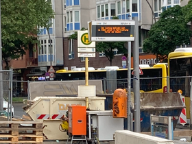 Ein Foto der Bushaltestelle beim U-Bahnhof Pankstraße, die momentan barrierefrei umgebaut wird. In einer Textbox steht: „Am U-Bahnhof Pankstraße entsteht endlich die 1. Barrierefreie Bushaltestelle in Mitte.“ In einer gelben Textbox am unteren Rand steht „Wir fordern mehr Tempo, denn das Geld ist da!“
