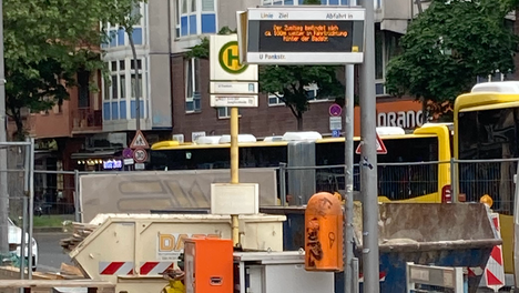Ein Foto der Bushaltestelle beim U-Bahnhof Pankstraße, die momentan barrierefrei umgebaut wird. In einer Textbox steht: „Am U-Bahnhof Pankstraße entsteht endlich die 1. Barrierefreie Bushaltestelle in Mitte.“ In einer gelben Textbox am unteren Rand steht „Wir fordern mehr Tempo, denn das Geld ist da!“