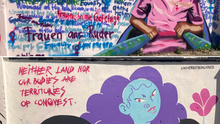 Fotos von zwei Kunstwerken im Park am Nordbahnhof. Das obere zeigt eine schwarze Frau die in einem Ruderboot sitzt. Außen rum sind viele feministische Forderungen geschrieben die ein Gesamtbild ergeben, eine davon ist „Frauen ans Ruder“. Im Unteren Bild ist eine türkise Person mit lila Haaren zu sehen. Daneben steht „Neither land nor our bodies are territories of conquest.“ 