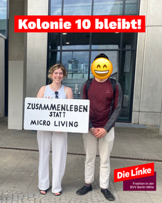 kolonie10 protest sharepic Foto der Bezirksverordneten Martha Kleedörfer bei einem Protest der Kolonie10 vor dem Rathaus Mitte. Sie hält ein Schild auf dem steht „Zusammenleben statt Micro Living“.
