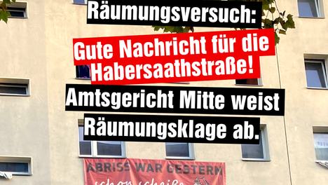 Foto von der Habersaathstraße 48. Im Bild ist ein Banner zu sehen auf dem „Abriss war gestern schon scheiße!“ steht. Darüber steht in einer Textmontage „Nach dem illegalen Räumungsversuch: Gute Nachricht für die Habersaathstraße! Amtsgericht Mitte weist Räumungsklage ab.“