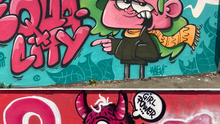 Fotos von zwei Kunstwerken im Park am Nordbahnhof. Das obere zeigt eine Comicfigut mit grünen Haar die „We need a change“ sagt.  Das untere zeigt ein Comicschwein, dass „Girl Power“ sagt.