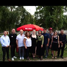  Gruppenfoto der Fraktion DIE LINKE. in der BVV Berlin-Mitte mit dem LINKEN Stadtrat Christoph Keller. Von links nach rechts; Samiullah Haidary, Christoph Keller, Sven Diedrich, Deniz Seyhun, Martha Kleedörfer, Jacky Sanehy, Leonard Diederich, Ingrid Bertermann, Hannah Gerlof und Thilo Urchs. 