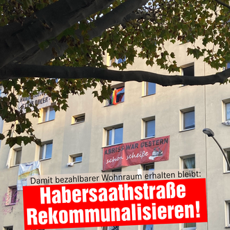 Foto der Habersaathstraße 40-48. Dort steht "Habersaathstraße Rekommunalisieren".