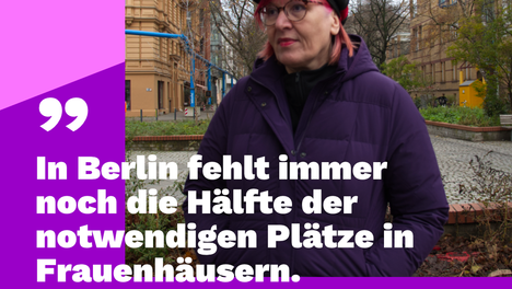 Zitatbild der frauenpolitischen Sprecherin Ingrid Bertermann. Sie steht im Kurfürstenkiez. Als Zitat steht dort: “In Berlin fehlt immer noch die Hälfte der notwendigen Plätze in Frauenhäusern. Vulnerable Gruppen von Frauen müssen stärker berücksichtigt werden.” Geometrische Formen in Lila runden das Bild ab. 