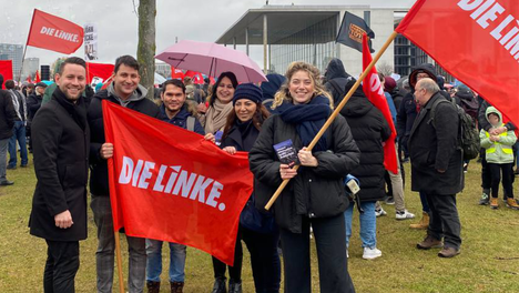 foto demo brandmauer Foto der Linken in der BVV Berlin-Mitte bei der „Wir sind die Brandmauer Demo“ auf der Bundestagswiese. Von links nach rechts sind zu sehen: Christoph Keller, Leonard Diederich, Samiullah Malekzadeh, Jacky Sanehy, Deniz Seyhun und Martha Kleedörfer.