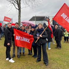 foto demo brandmauer Foto der Linken in der BVV Berlin-Mitte bei der „Wir sind die Brandmauer Demo“ auf der Bundestagswiese. Von links nach rechts sind zu sehen: Christoph Keller, Leonard Diederich, Samiullah Malekzadeh, Jacky Sanehy, Deniz Seyhun und Martha Kleedörfer.