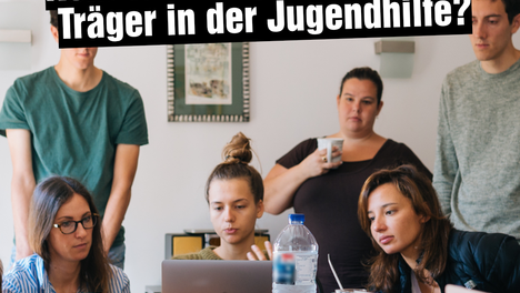jgeundhilfe tarif Stockfoto einer Gruppe junger Menschen die an einem Schreibtisch auf einem Laptop guckt. Darüber steht „Nach über 25 Jahren: Kein Tarifausgleich für freie Träger in der Jugendhilfe?“. Unten links ist das Logo der Fraktion DIE LINKE. in der BVV Berlin-Mitte zu sehen.