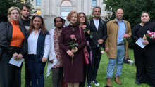 Foto der BVV-Mitglieder die an der Gedenkveranstaltung am 2. August teilnahmen. Zu sehen sind u.a. unsere Bezirkesverodnete Martha Kleedörfer, Leonard Diederich und Deniz Seyhun (von links nach rechts).