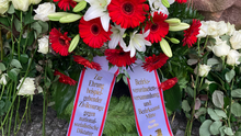 Foto des Kranzes der Bezirksverordnetenversammlung. Dort steht „Zur Ehrung beispielgebender Zivilcourage gegen nationalsozialistische Diktatur und Willkür“.