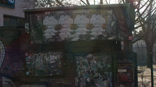 Humboldthain Ein Foto vom Eingang des Humboltdhain-Clubs. Darüber steht „Ein Club zwischn S-Bahn und Kinderspielplatz? Dit’ jibts nur in Berlin!“