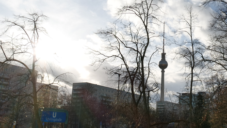 sharepic_konsti Ein Stadtbild mit Blick auf den U-Bahnhof Schillingstraße und den Fernsehturm. Es ist noch sehr winterlich, aber die Sonne scheint. Text: „Der Frühling lässt noch auf sich warten, aber in der BVV-Mitte gehts weiter!“