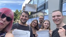 Gruppenfoto von der Unterschriftenaktion der Linken Moabit Tiergarten. Im Bild sind u.a. die Bezirksverordneten Ingrid Bertermann und Leonard Diederich zu sehen.