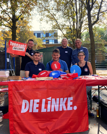 Foto des Stands der Linksfraktion Berlin Mitte beim Sommerfriedensfests. Zu sehen sind von rechts nach links Christoph Keller, Samiullah Malekzadeh, Leonard Diederich, Martin Neise, Thilo Urchs und Hannah Gerlof. 