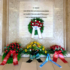 gedenken 26 januar 24 Foto der Gedenkkränze im Rathaus Tiergarten am Gedenksstein für die Opfer des Nationalsozialismus.