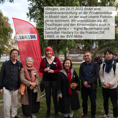 Gruppenfoto vom Sommerempfang der Fraktion DIE LINKE. in der BVV-Mitte. Zu sehen sind zwei Frauen, die im Korea-Verband aktiv sind, sowie zwei koreanische Künstler die zu Besuch waren.  Dazwischen stehen Ingrid Bertermann und Thilo Urchs, beide Bezirksverordnete für DIE LINKE in Berlin-Mitte. In einer Textbox darüber steht „Morgen, am 26.11.2022 findet eine Gedenkveranstaltung an der Friedensstatue in Moabit statt, an der auch unsere Fraktion gerne teilnimmt. Wir unterstützen die AG Trostfrauen und den Koreaverband auch in Zukunft gerne.“ Ingrid Bertermann und Samiullah Haidary für die Fraktion DIE LINKE. in der BVV-Mitte. 