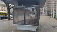 Foto des ausgebrannten Ausstellungskasten vor dem Rathaus Tiergarten.
