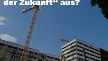 Foto einer Baustelle auf dem Areal des Hauses der Statistik. Als Überschrift steht dort „Haus der Statistik – Architekturwettbewerb. Wie sieht das „Rathaus der Zukunft“ aus?“