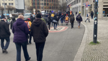 Foto der Gedenkdemo von der Großen Hamburger Straße zur Rosenstraße.