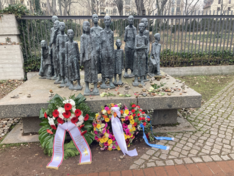 Gedenkkränze und Steine bei dem Denk- und Mahnmal in der Großen Hamburger Straße.