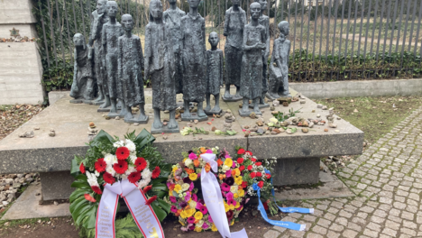 Gedenkkränze und Steine bei dem Denk- und Mahnmal in der Großen Hamburger Straße.