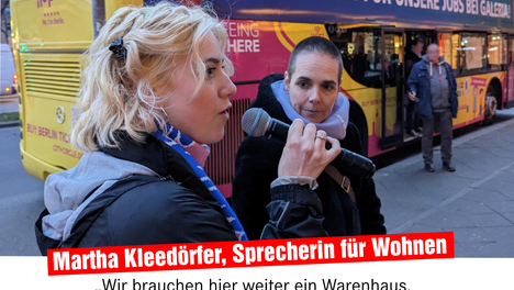 Ein Foto von der ver.di Galeria Bustour. Martha Kleedörfer steht neben einer ver.di Sekretärin am Mikrofon und hält eine Rede.