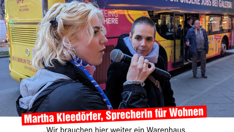 sharepic_2 Ein Foto von der ver.di Galeria Bustour. Martha Kleedörfer steht neben einer ver.di Sekretärin am Mikrofon und hält eine Rede.
