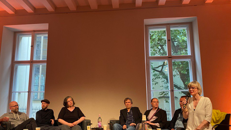Veranstaltungsfoto vom Podium während der Diskussionsrunde.
