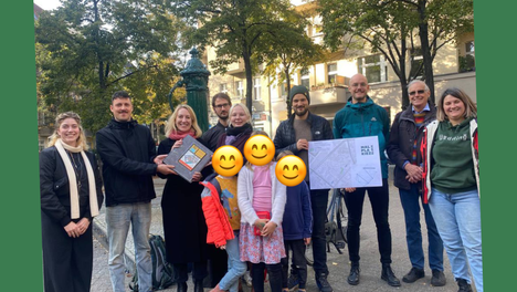 malplaquetkiez Foto von der Unterschriftenübergabe der Kiezblockinitiative Malplaquetkiez am 18. Oktober. Eine Gruppe Menschen steht auf der Malplaquetkiezstraße mit einem Unterschriftenbuch und einer großen Karte mit den Plänen. Darunter steht: „Unser Team für Verkehrspolitik war dabei: Martha Kleedörfer, Rüdiger Lötzer und Simon Gückel.“