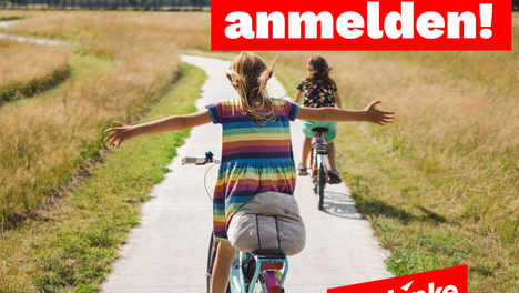 Stocktfoto von zwei Fahrrad fahrenden Kindern. Darüber steht „Jetzt für Sommerferienreisen anmelden!“
