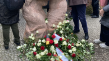 Foto vom Gedenken beim Block der Frauen. Zu Fuße der zentralen Statuen liegt ein Gedenkkranz der Stadt Berlin.