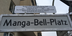 Bildmontage der neuen Straßenschilder. Oben ist das Schild des Manga-Bell-Platz zu sehen. Im angebrachten Erklärschild steht „Rudolf und Emily Duala Manga Bell. Königspaar der Duala in Kamerun. Rudolf wurde 1873 geboren und 1914 higerichtet, Emily Duala Manga Bell lebte von 1881 bis 1936. Das Königspaar kämpfte gegen die deutsche Kolonialherrschafft. Rudolf Duala Manga Bell wurde als Anführer des Widerstandes hingerichtet. Auf dem unteren Bild ist das neue Schild der Corneilus-Fredericks-Straße zu sehen. Im angebrachten Erklärschild steht: „Corelius Fredericks. Antikolonialer Freiheitskämpfer 1864 – 1907. Cornelius Fredericks war antikolonialer Freiheitskämpfer im damaligen Deutsch-Südwestafrike, dem heutigen Namibia.