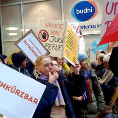Foto vom #unkürzbar Protest am 23. Januar vor und im Rathaus Friedrichshain.